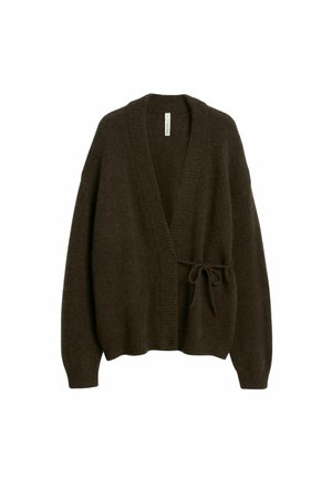 Mørkebrun strikket cardigan med lange ærmer, åben front og et bindebælte i taljen på en hvid baggrund.