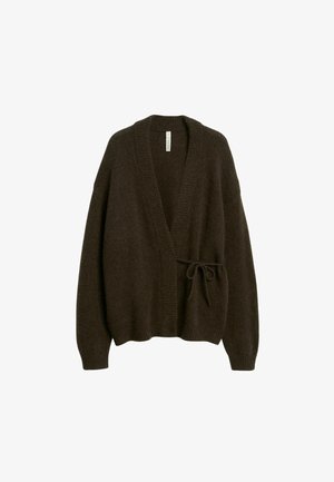 Ciemnobrązowy dziergany kardigan z długimi rękawami, otwartym przodem i przewiązanym paskiem w talii na białym tle.