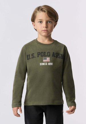 T-shirt a maniche lunghe verde oliva con stampa "U.S. Polo Assn." e design della bandiera americana sul davanti. Materiale in cotone morbido, vestibilità casual.
