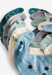 Ensemble de bavoirs en tissu de différentes couleurs : bleu-vert, gris et beige. Chacun présente des motifs d'animaux et de nature, avec des boutons-pression aux extrémités.