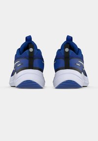 Μπλε αθλητικά παπούτσια τρεξίματος με διχτυωτό ύφασμα, με λευκή επένδυση στη μέση για απορρόφηση κραδασμών και μαύρη στήριξη στη φτέρνα. Διαθέτουν μια θηλιά σε κάθε πίσω μέρος.