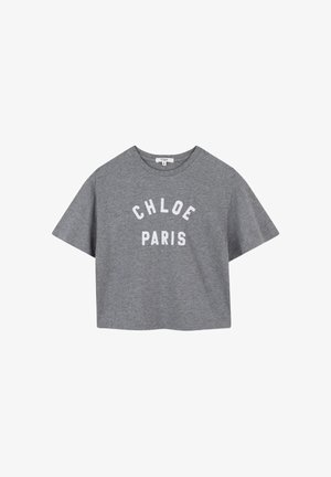 Grijze, kort gesneden T-shirt met korte mouwen en witte tekst "CHLOE PARIS" aan de voorkant en een ronde halslijn.