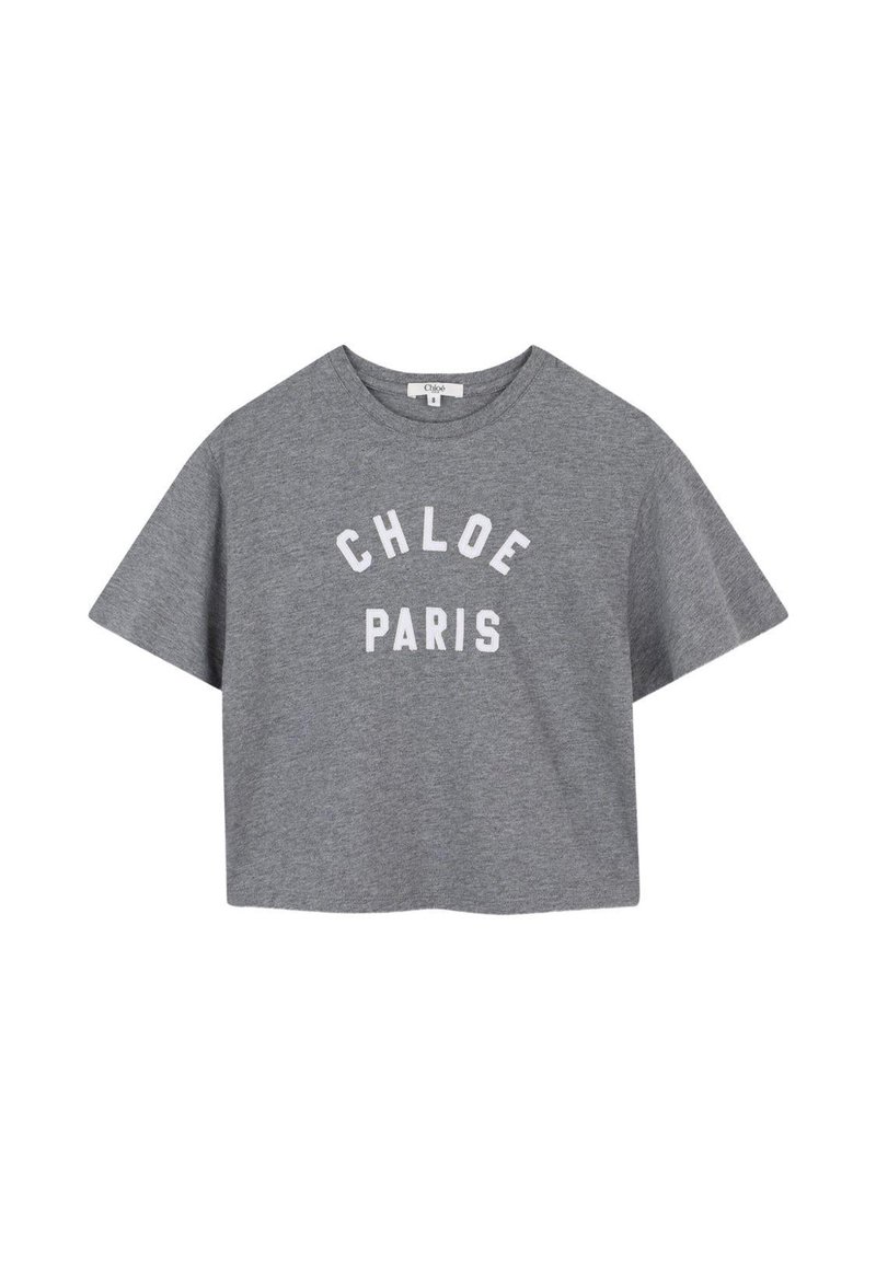 T-shirt court gris à manches courtes avec le texte blanc "CHLOE PARIS" sur le devant et un col rond.