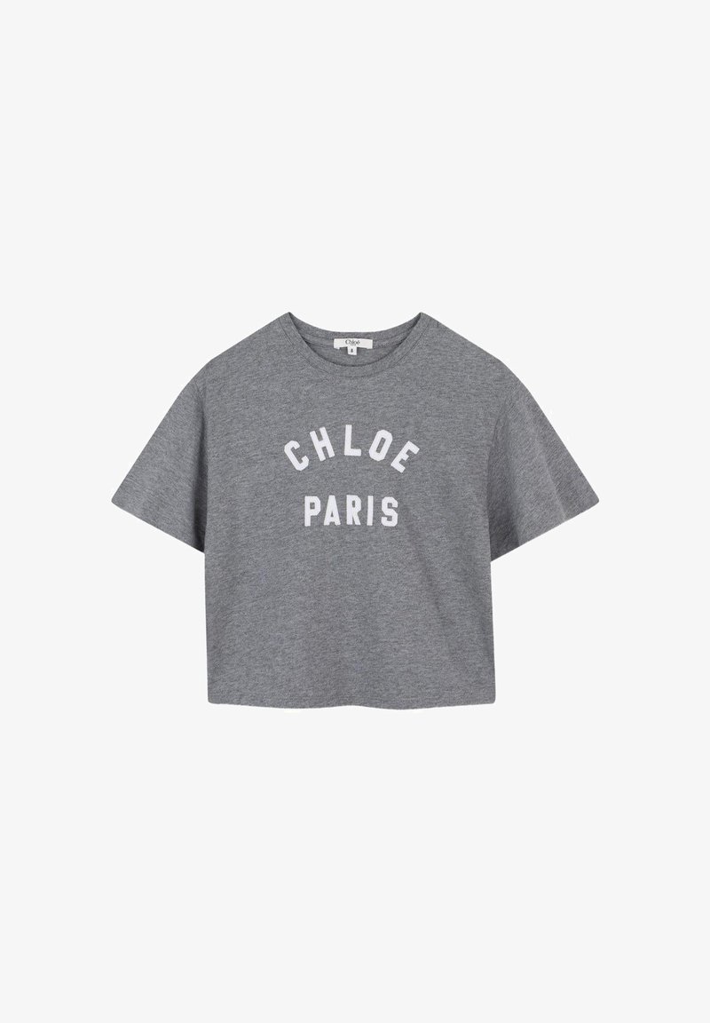 Szara, krótka koszulka z krótkim rękawem z białym napisem "CHLOE PARIS" z przodu i okrągłym dekoltem.