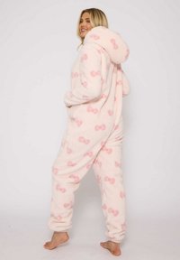 Rosa Fleece-Overall mit Kapuze und Schleifenmuster. Weicher Stoff mit langen Ärmeln und Taschen für zusätzlichen Komfort und Wärme.