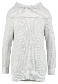 Ljusgrå stickad tröja med off-shoulder-halsringning, ribbad textur, långa ärmar och avslappnad passform. Påtagliga vertikala mönster.
