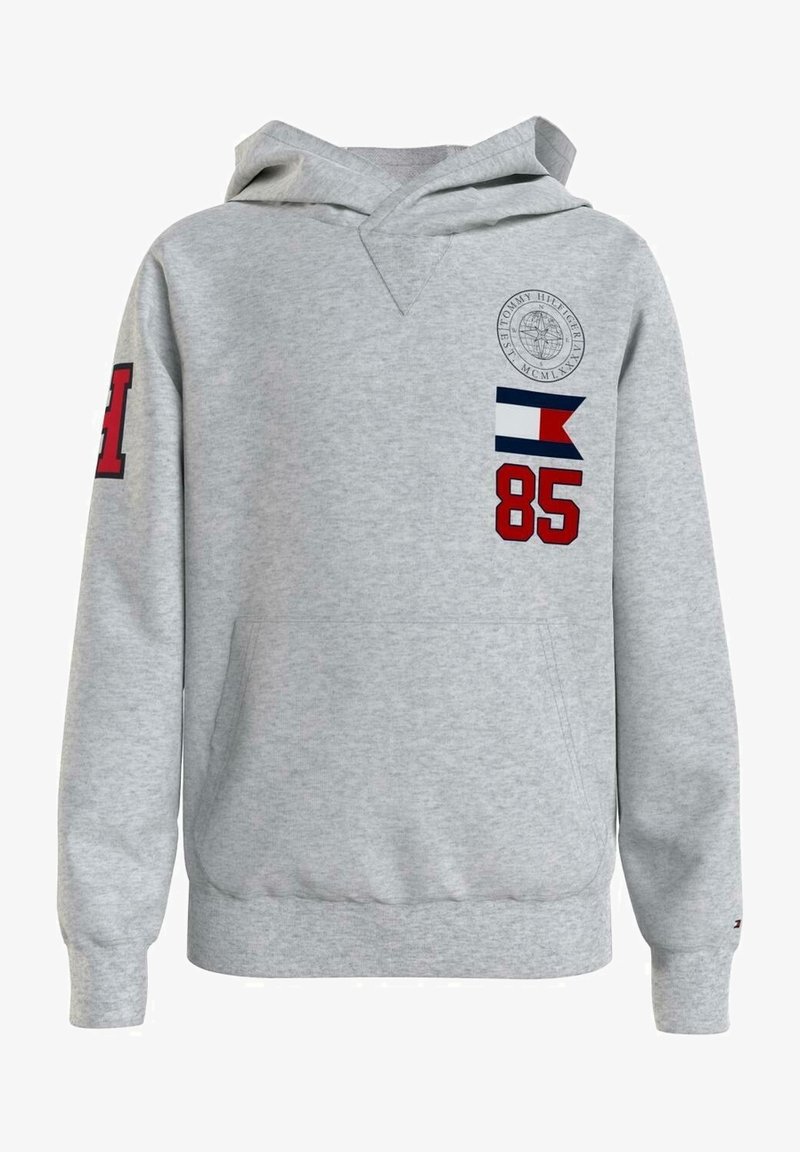 Felpa grigia con cappuccio, con tasca frontale, numero rosso "85", dettaglio del logo e accenti con motivo sulla manica. Tessuto morbido con una texture liscia.