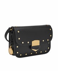 Sac à bandoulière en cuir noir avec des clous dorés, un fermoir doré et un porte-clés rond amovible. Texture lisse avec des coutures ton sur ton.