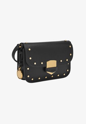 Sac à bandoulière en cuir noir avec des clous dorés, un fermoir doré et un porte-clés rond amovible. Texture lisse avec des coutures ton sur ton.