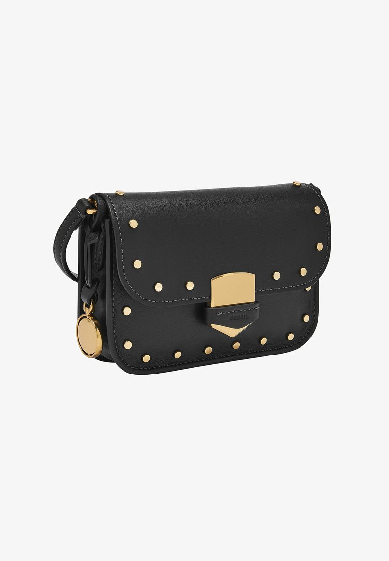 Sac à bandoulière en cuir noir avec des clous dorés, un fermoir doré et un porte-clés rond amovible. Texture lisse avec des coutures ton sur ton.