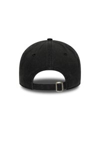 Μαύρο βαμβακερό καπέλο μπέιζμπολ με ρυθμιζόμενο λουράκι στο πίσω μέρος, καμπύλη γείσο και έξι οπές αερισμού. Ομαλή υφή και απλός σχεδιασμός.