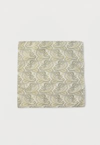 Τετράγωνο μπεζ ύφασμα με επαναλαμβανόμενο μοτίβο παϊντζάλ σε αποχρώσεις του γκρι και ανοιχτού κίτρινου σε λευκό φόντο.