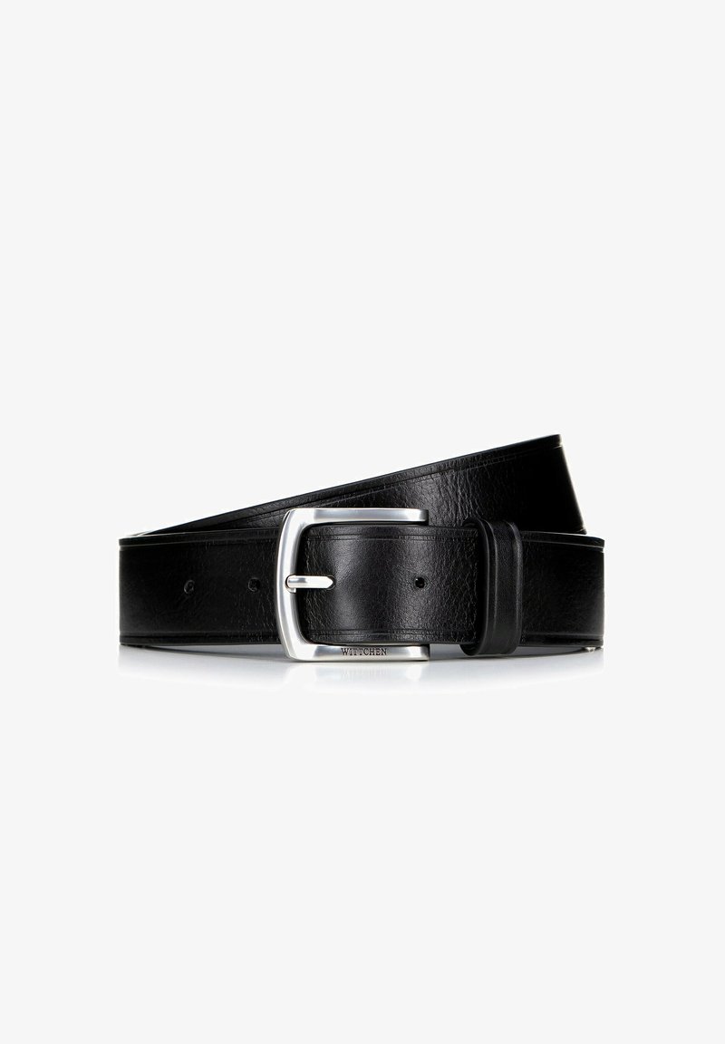 Ceinture en cuir noir avec une texture lisse, boucle rectangulaire en métal argenté et nom de la marque en relief. Design classique avec cinq trous d'ajustement.