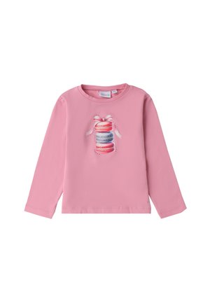 Langärmliges rosa T-Shirt aus weicher Baumwolle mit einem Grafikdesign von gestapelten Macarons und einem Band. Mit rundem Halsausschnitt und geradem Saum.