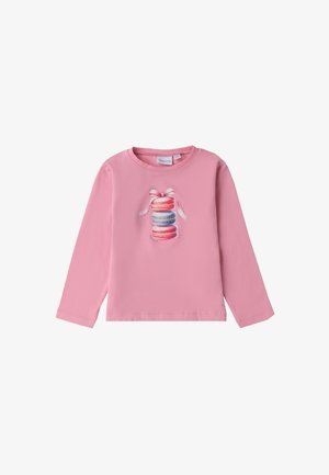 Langärmliges rosa T-Shirt aus weicher Baumwolle mit einem Grafikdesign von gestapelten Macarons und einem Band. Mit rundem Halsausschnitt und geradem Saum.
