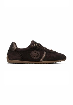 Zapatilla deportiva de ante marrón oscuro con logo bordado redondo en el lateral, cordones oscuros y suela de goma marrón claro.