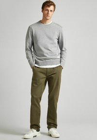Pepe Jeans SLIM - Hlače chino - military green