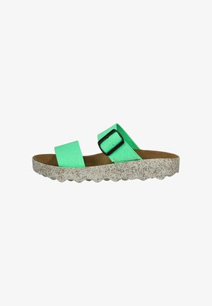 Groene stoffen slipper-sandalen met twee brede banden en een zwarte gesp. De zool is textuurachtig en heeft een gespikkeld wit patroon.