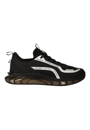 Baskets de sport noires avec tige en mesh et textile, bout arrondi, semelle épaisse et rembourrée, et accents de logo blancs sur le côté.