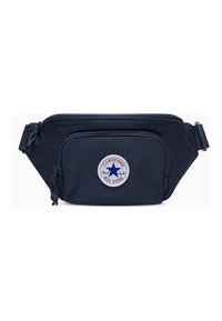Marsupio in tessuto blu navy con un prominente logo rotondo "Converse All Star". Presenta un compartimento principale con zipper e una cintura regolabile.
