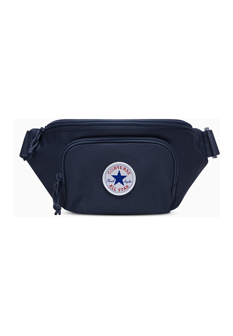 Marsupio in tessuto blu navy con un prominente logo rotondo "Converse All Star". Presenta un compartimento principale con zipper e una cintura regolabile.