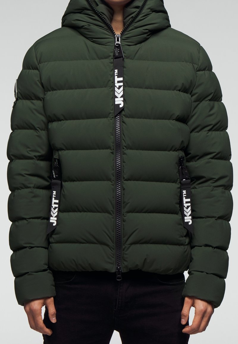 Zelená péřová bunda s kapucí, vybavená předním zipem, prošívaným designem a logo akcenty na zipu a rukávech.