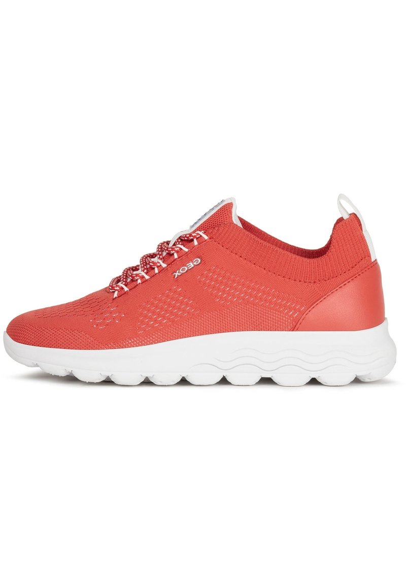 Chaussures de sport rouges avec une tige en mesh, design texturé, semelle blanche et lacets contrastants. Elles disposent d'un talon rembourré pour plus de confort.