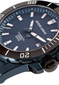 Blå keramisk urskive med en struktureret urskive, kontrasterende hvide timemarkører og et armbånd i rustfrit stål. Vandtæt op til 20 ATM.