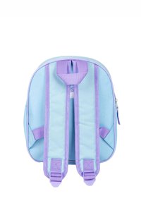 Zaino light blue con spallacci e rifiniture viola. Presenta una forma arrotondata, chiusura con cerniera e due spallacci posteriori regolabili.
