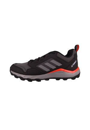 Černé a šedé trailové boty Adidas Terrex s červenými akcenty, robustní podrážkou a svrškem z prodyšné tkaniny, zobrazené z boku na bílém pozadí.