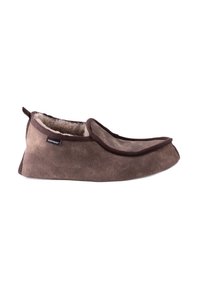 Pantofole in suede marrone con fodera in morbido pelo, punta rotonda e suola resistente. Presenta un'etichetta sul lato per l'identificazione del marchio.