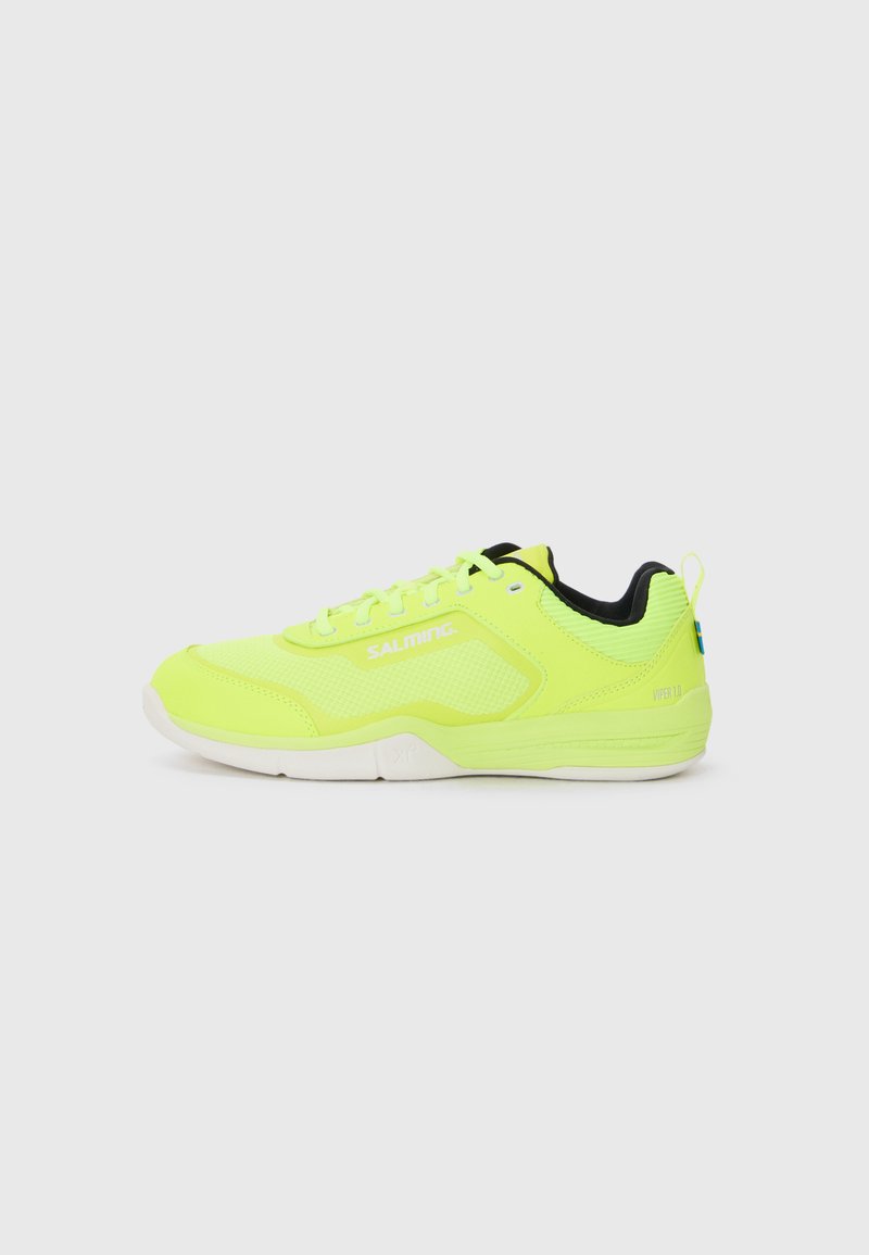 Neon gule sportssko med mesh og syntetiske materialer, som har sorte accenter, snørebånd og en hvid gummisål. "Salming" logo vist.