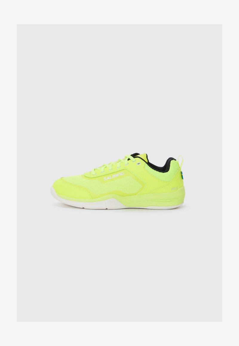 Tênis esportivos amarelo neon com materiais em malha e sintéticos, apresentando detalhes em preto, cadarços e uma sola de borracha branca. Logotipo "Salming" exibido.
