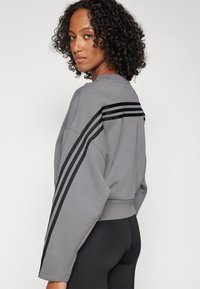 adidas Sportswear FUTURE ICONS THREE STRIPES  - Mikina - grey four