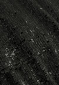 Țesătură neagră cu paiete, având o suprafață texturată, cu paiete circulare care variază în nuanțe de negru, creând un model reflectant.