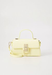 Borsa gialla in ecopelle con manico superiore, tracolla removibile, ferrature dorate e motivo a punti in rilievo. Presenta una chiusura frontale con serratura.