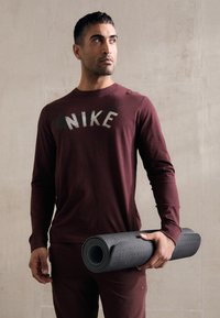 Nike Performance TEE - Μπλούζα με μακριά μανίκια - burgundy crush