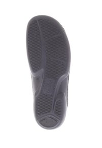 Zwarte rubberen zool met textuur, voorzien van een gevoerd ontwerp en het merk "Finn Comfort" dat vlakbij de hak is gedrukt. Maat 37.