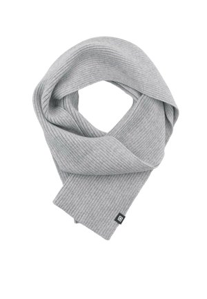 Grau gerippter Strickschal, mit einer weichen Textur und einem kleinen schwarzen Branding-Etikett. Das Design hat eine schlichte, verlängerte Form, die sich gut zum Wickeln eignet.