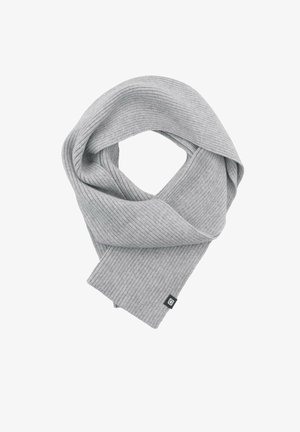 Écharpe en tricot côtelé gris, présentant une texture douce et une petite étiquette de marque noire. Le design a une forme simple et allongée, idéale pour être enroulée.