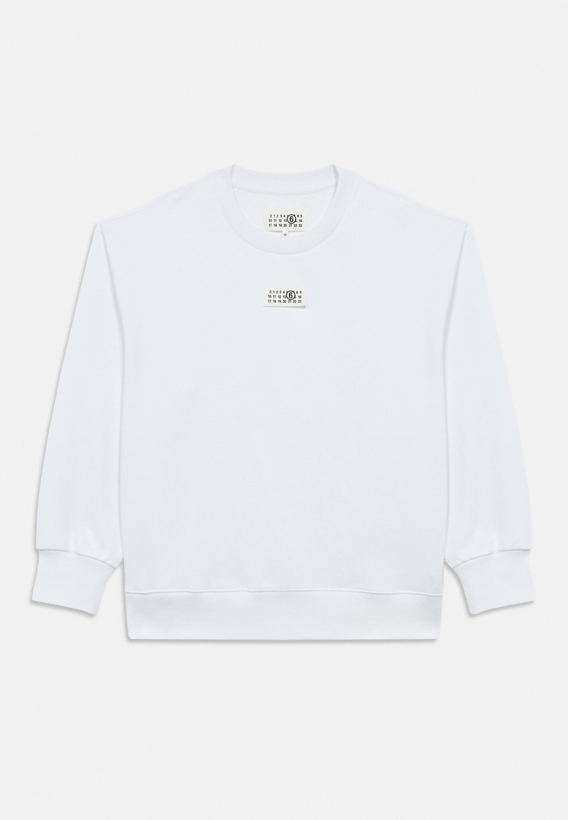 Bela majica z okrolim izrezom iz gladkega blaga. Ponaša se z majhno grafično etiketo na prsih in rebrastimi manšetami na rokavih.