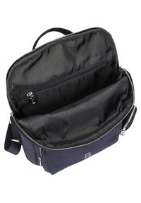 Sac messager bleu marine avec un extérieur lisse, fermeture à double zip et poche zippée intérieure. Doté d'une courte poignée et d'une sangle ajustable.