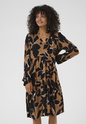 Robe à motifs floraux bruns et noirs avec des manches longues, décolleté en v et taille froncée, fabriquée à partir d'un tissu léger à finition texturée.