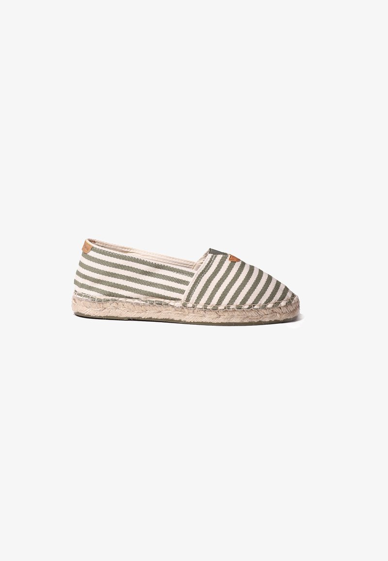 Raidalliset vihreät ja kermaiset espadrillot, joissa on kudottu juteepohja ja ommeltu reuna, sisältävät pienen ruskean nahkakoristeen kantapäässä.