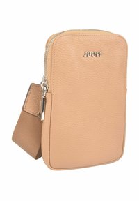 Sac bandoulière en cuir tan avec surface texturée, quincaillerie en argent et fermeture éclair. Doté d'une bandoulière en tissu réglable.