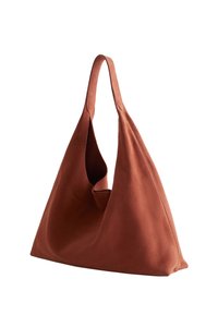 Braune Wildledertasche mit dreieckiger Form und einem breiten, einzelnen Trageriemen. Verfügt über eine Aussparung an der Oberseite für einfachen Zugriff. Weiche Textur.