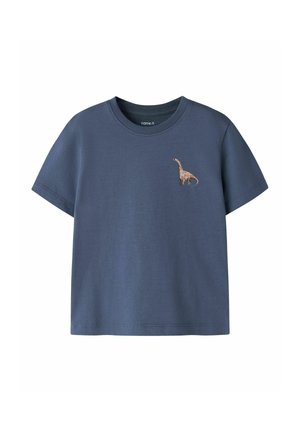 Μπλε κοντομάνικο t-shirt με μικρό καφέ γραφικό δεινόσαυρου στο αριστερό στήθος και ριμπ ύφασμα στο στρογγυλό λαιμό.