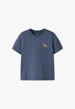 Μπλε κοντομάνικο t-shirt με μικρό καφέ γραφικό δεινόσαυρου στο αριστερό στήθος και ριμπ ύφασμα στο στρογγυλό λαιμό.