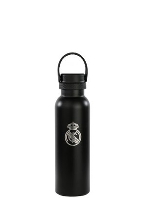 Bottiglia d'acqua isolata nera con finitura opaca, dotata di un logo argentato del Real Madrid e di un robusto manico per un facile trasporto.