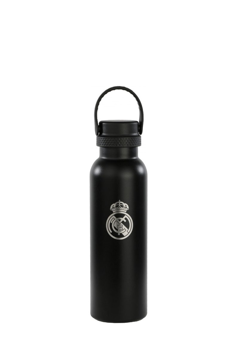 Bottiglia d'acqua isolata nera con finitura opaca, dotata di un logo argentato del Real Madrid e di un robusto manico per un facile trasporto.